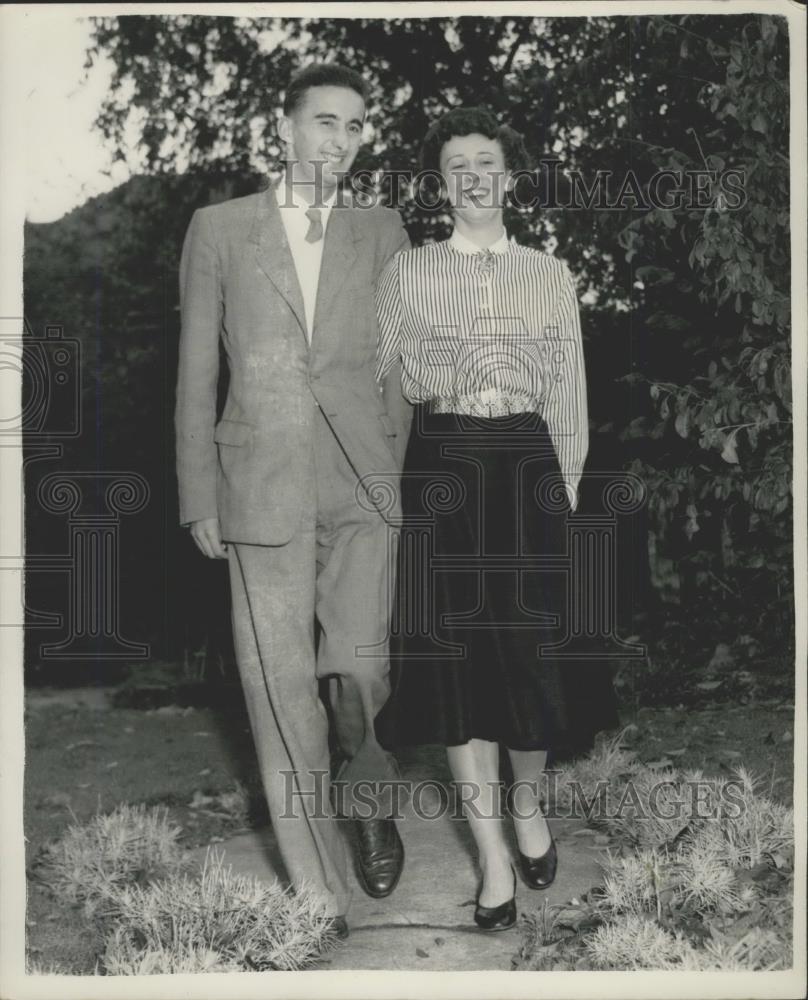 1955 Press Photo Gordon Pirie Engaged To Shirley Hampton - Historic Images