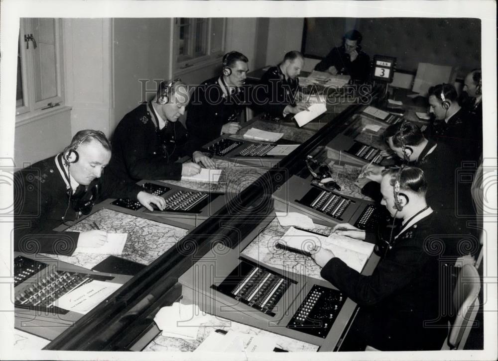 1956 Press Photo Scotland Yard&#39;s New Information Room - Historic Images