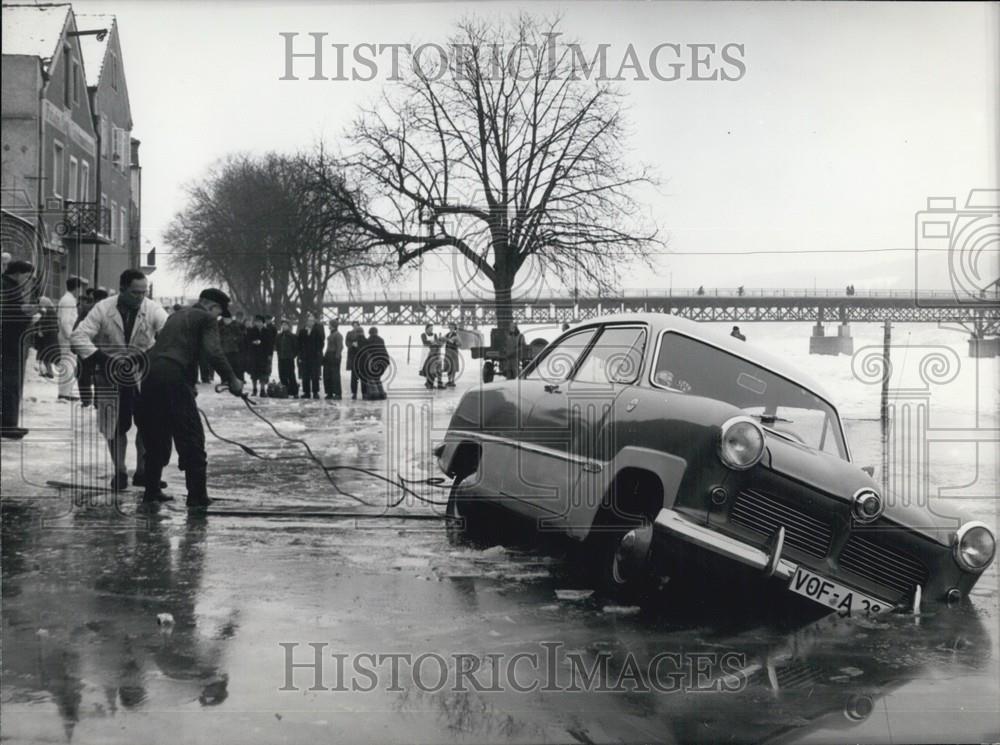 1957 Press Photo Icy Flooded Streets, Vildhofen, Bavaria - Historic Images