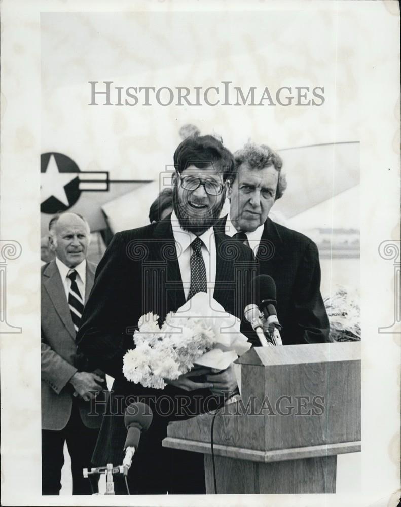 Press Photo Man At Podium, Airport - Historic Images