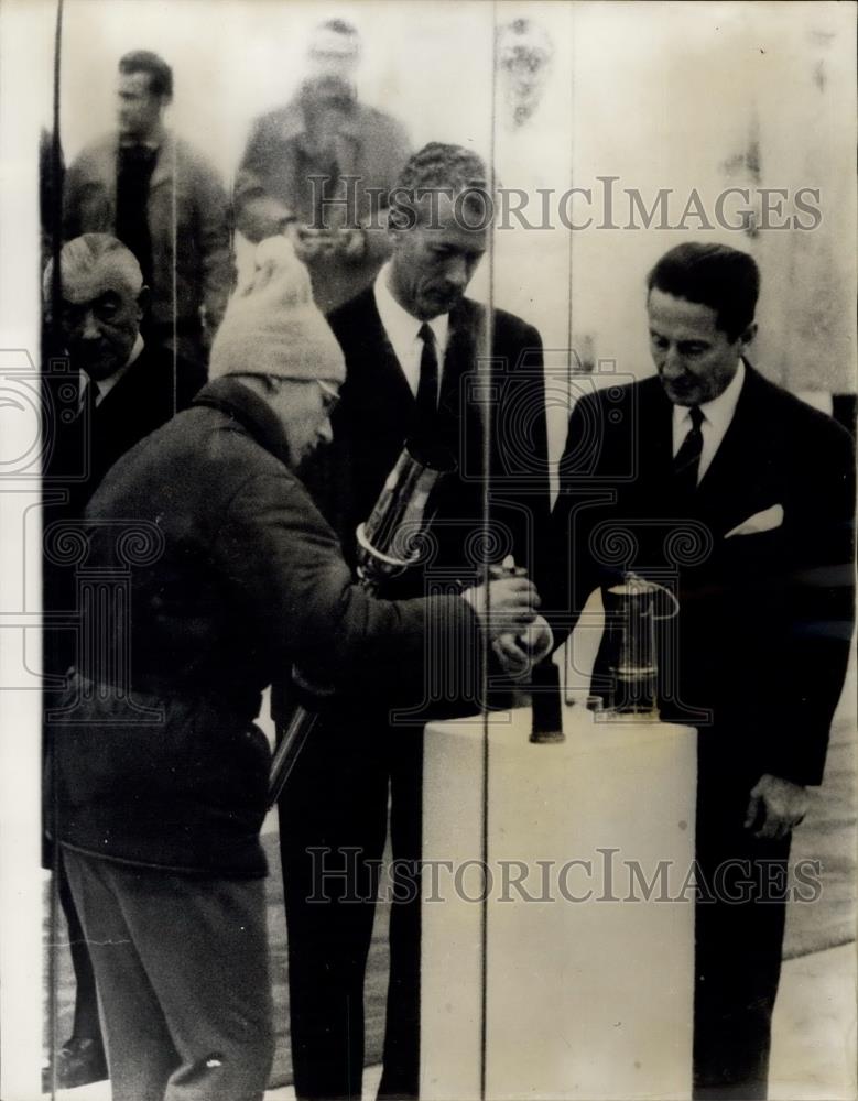 1967 Press Photo Olympic Torch arrives in Paris,Alain Mimoun - Historic Images