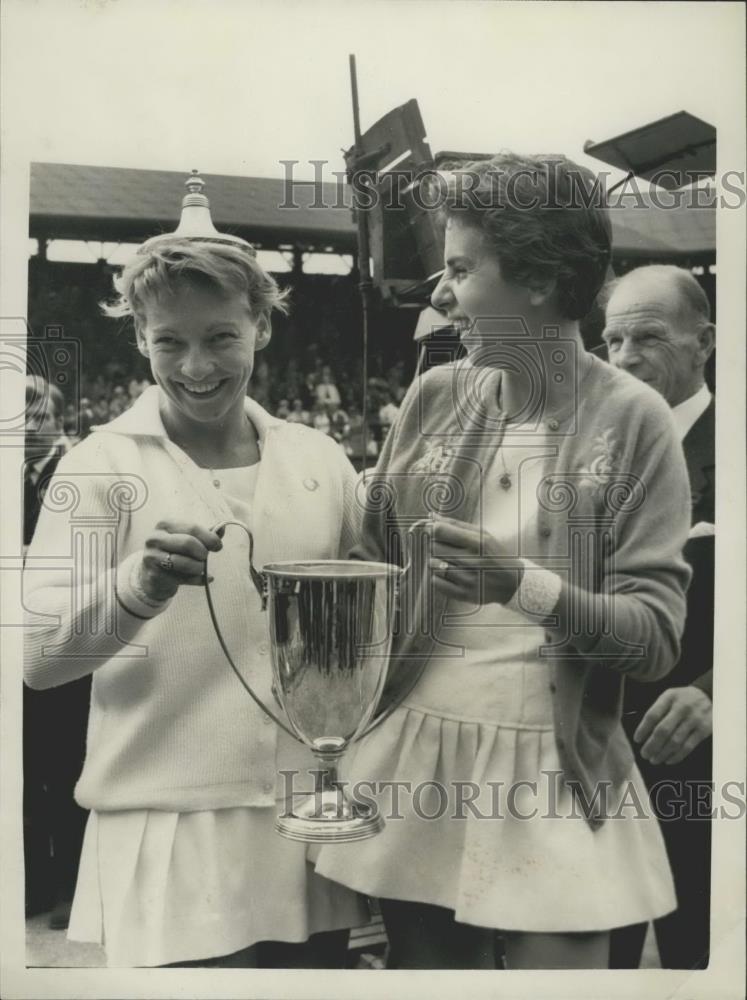 1960 Press Photo Miss Reynolds and Miss Schuurman - at Wimbledon - Historic Images