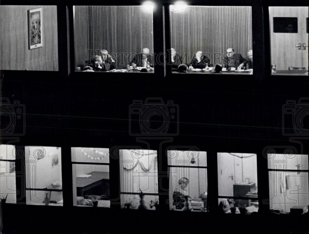 1967 Press Photo T.U.C. Committee Negotiating with railway men - Historic Images