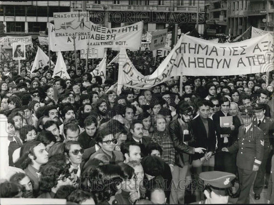 Press Photo Soldiers taking pictures with fans in the crowd - Historic Images