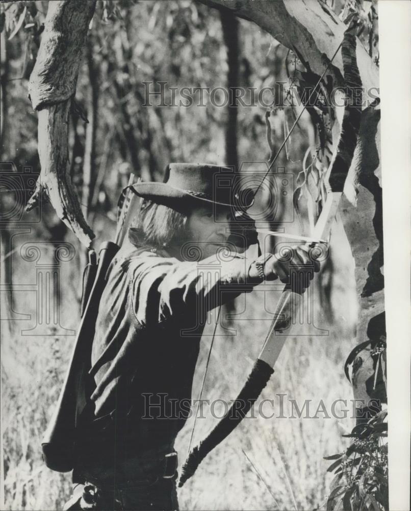 Press Photo Dead-eye Dallas aims his bow and arrow for a pig - Historic Images