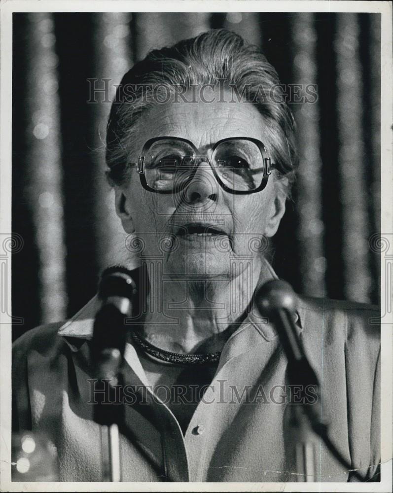 Press Photo An Elderly Woman Addresses Her Audience - Historic Images