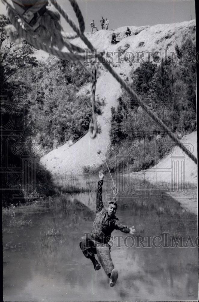 Press Photo US military jungle training student - Historic Images