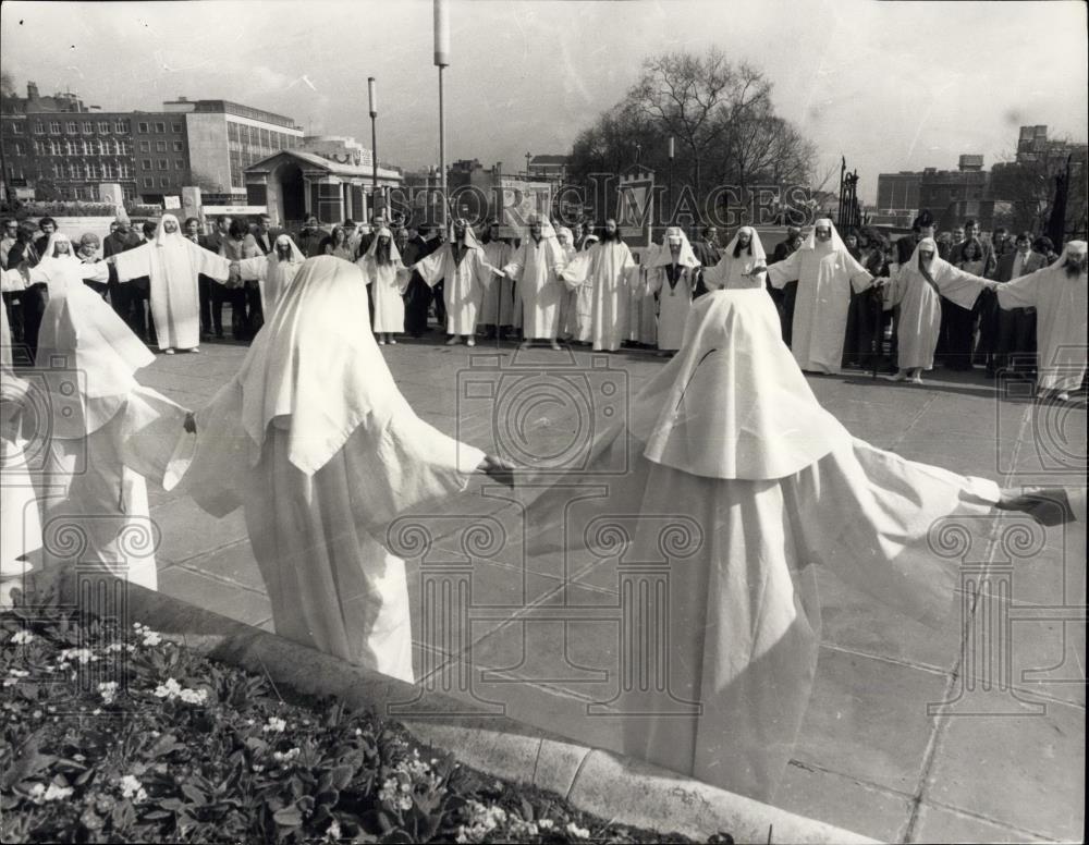 1974 Press Photo Druid Order held their annual Spring Equinox ceremony Tower Hil - Historic Images