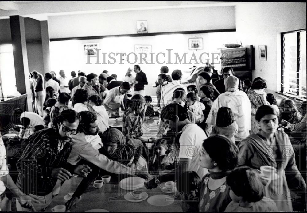 Press Photo Pakistani Refugees Flee Into Kenya - Historic Images