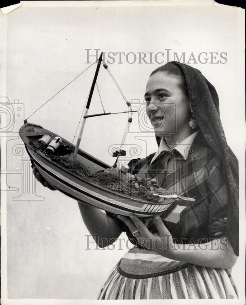 Press Photo young Portuguese girl holds model of a sardine fishing boat - Historic Images