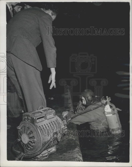 1953 Press Photo Bram Martin, A Frogman, Searches For Missing Willingdale Boy - Historic Images