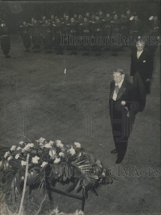1954 Press Photo President Coty pays homage to the French resistant fighters - Historic Images