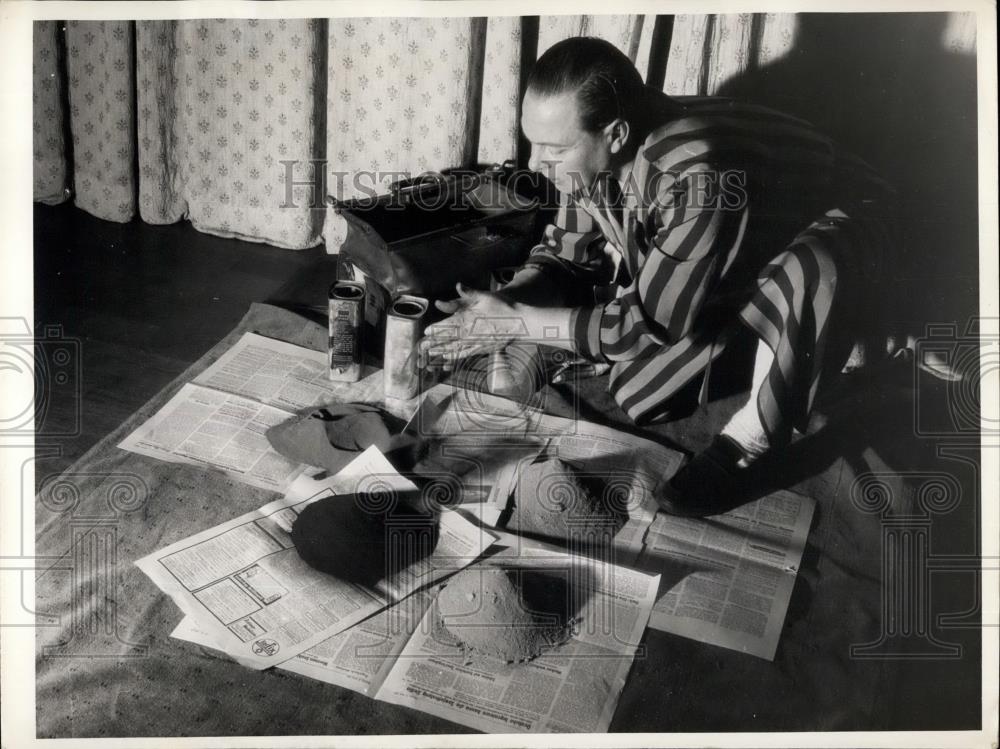 Press Photo Playing with sand this belongs to Pastello's profession - Historic Images