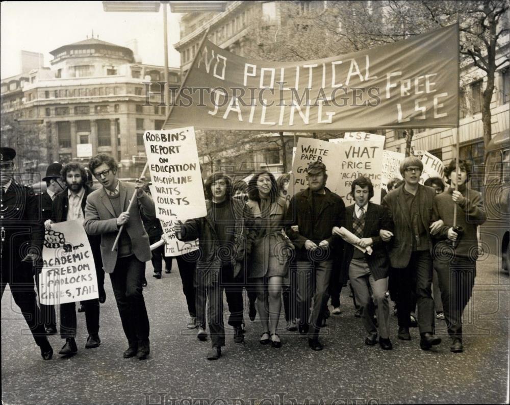 1969 Press Photo Protest strike by L.S.E. Students against High court hearings - Historic Images