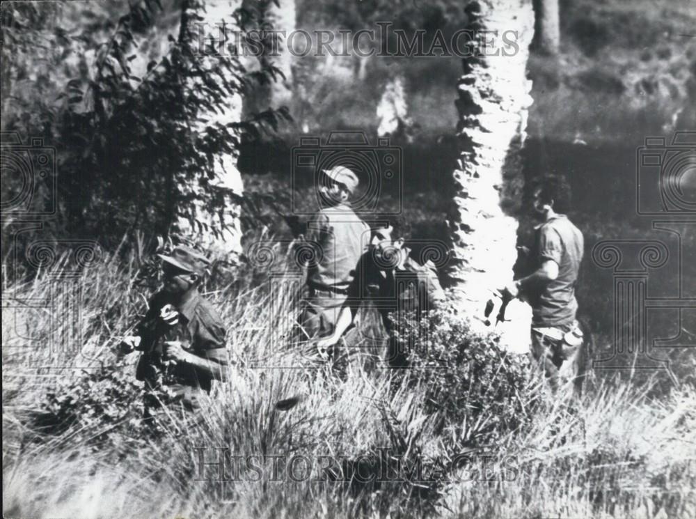 Press Photo Soldiers in the field - Historic Images