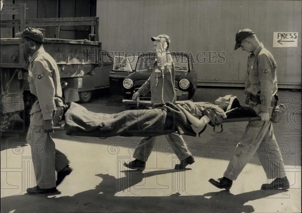 Press Photo GIs Carry Injured On Stretcher - Historic Images