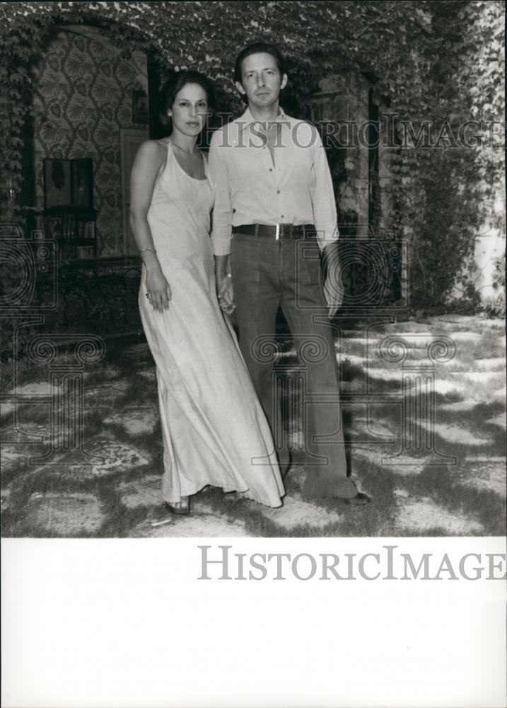 1975 Press Photo Man &amp; Woman Standing Together - Historic Images