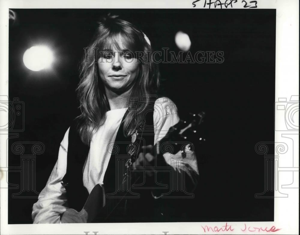 1986 Press Photo Marti Jones playing a guitar - cvp25125 - Historic Images