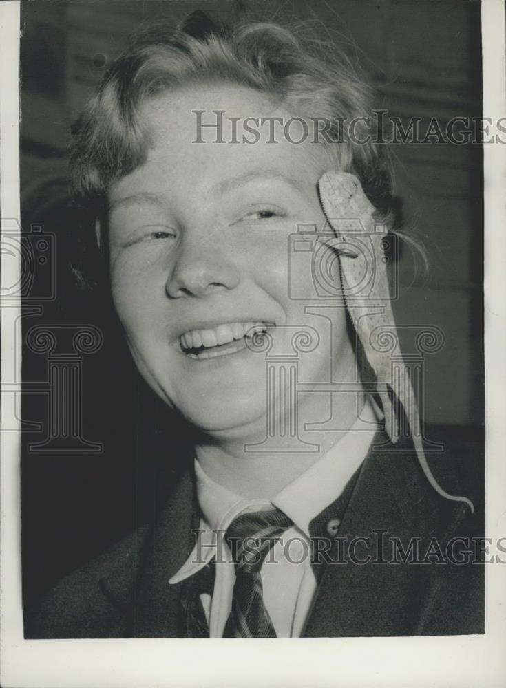 1958 Press Photo Elizabeth Walters of Twickenham with chameleon on her face - Historic Images