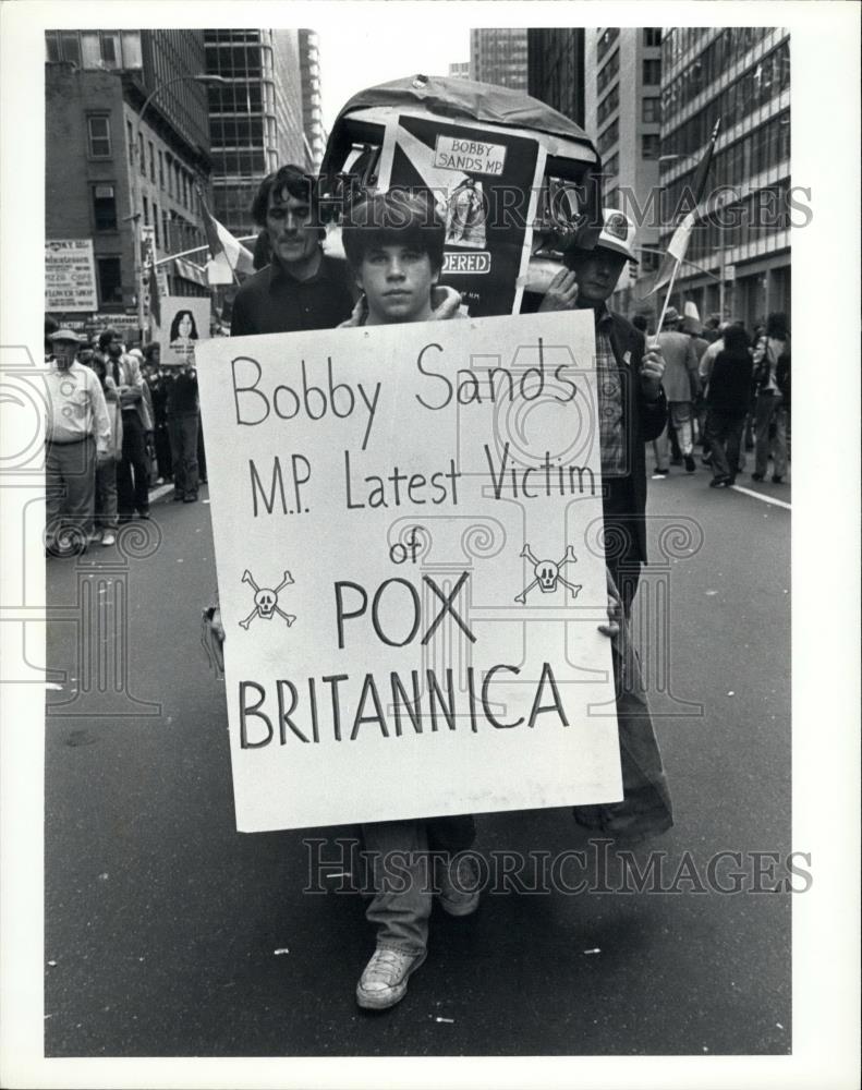 Press Photo Demonstrators at the British Consulate in New York, - Historic Images