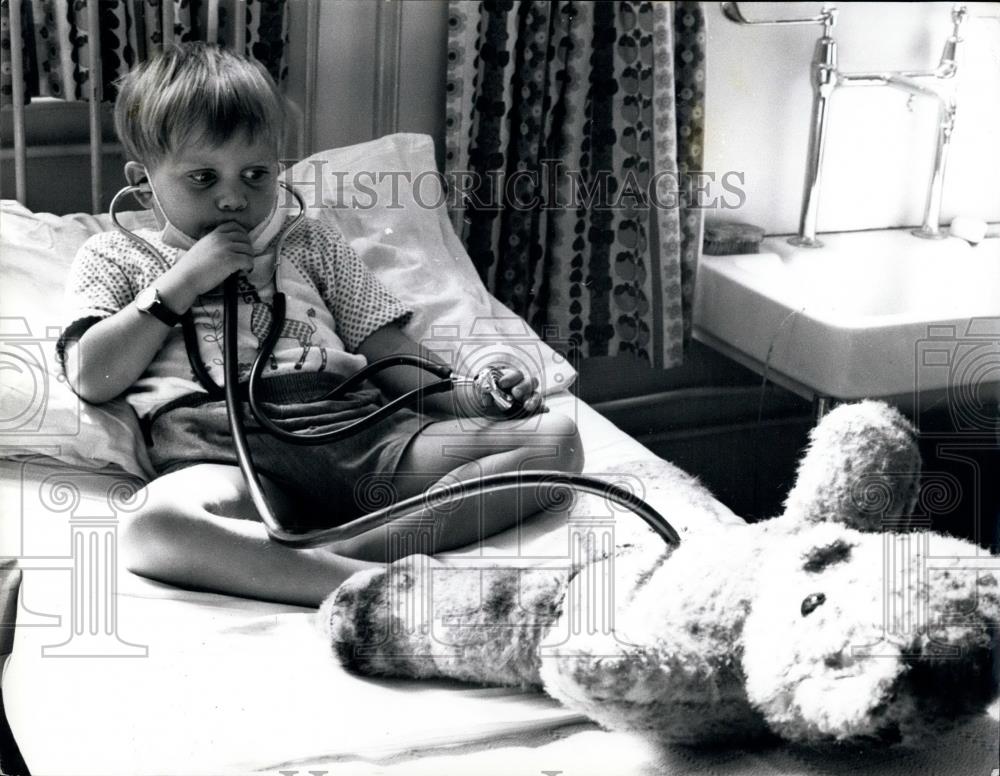 Press Photo Child/Teddy Bear - Historic Images