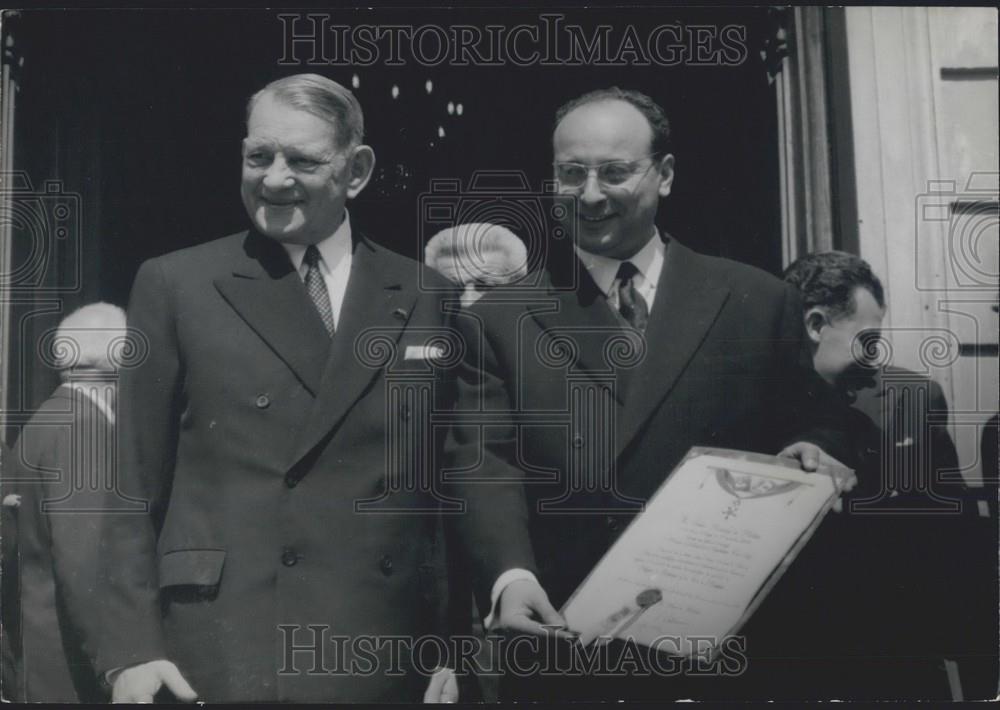 1959 Press Photo President Coty And French Mayor M. Palmero In France - Historic Images