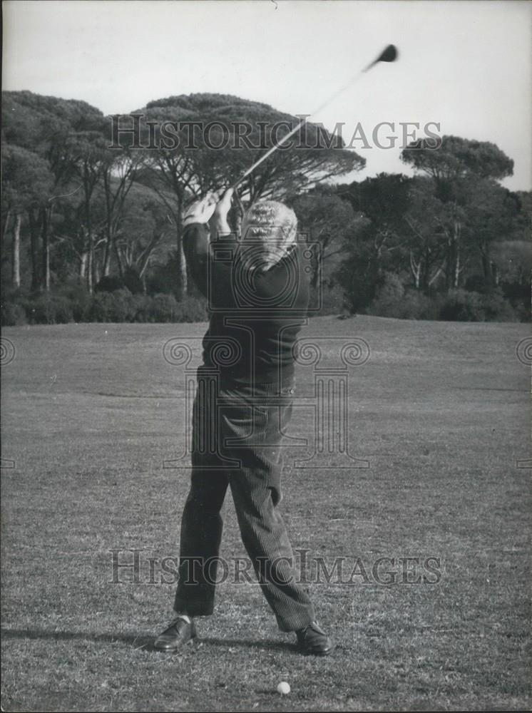 1968 Press Photo Couve de Murville Relaxing - Historic Images