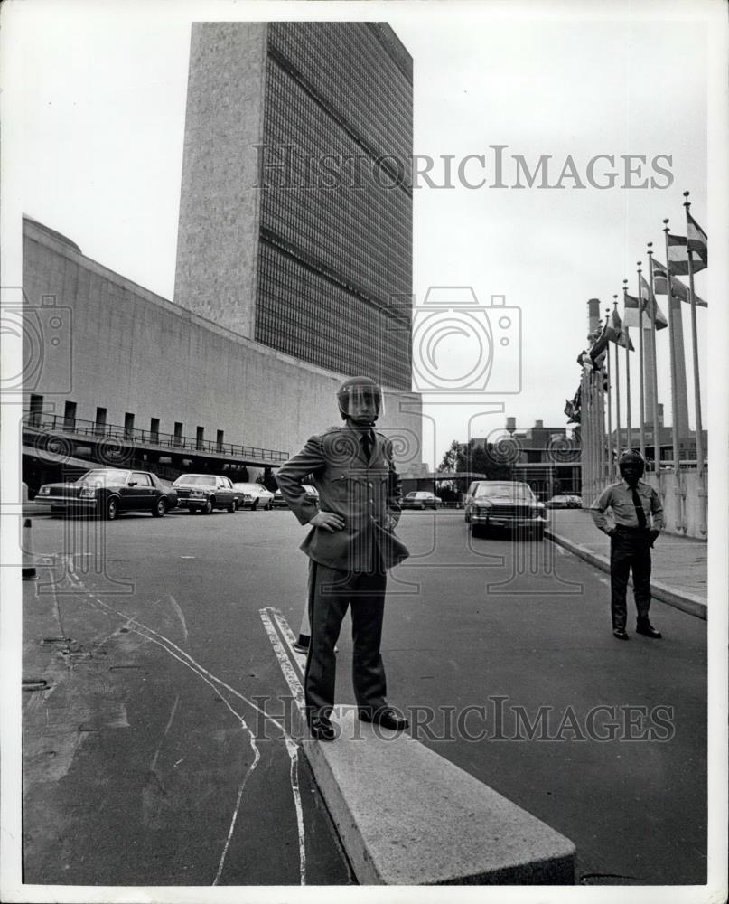 1979 Press Photo Police outside the UN building for evcuation - Historic Images