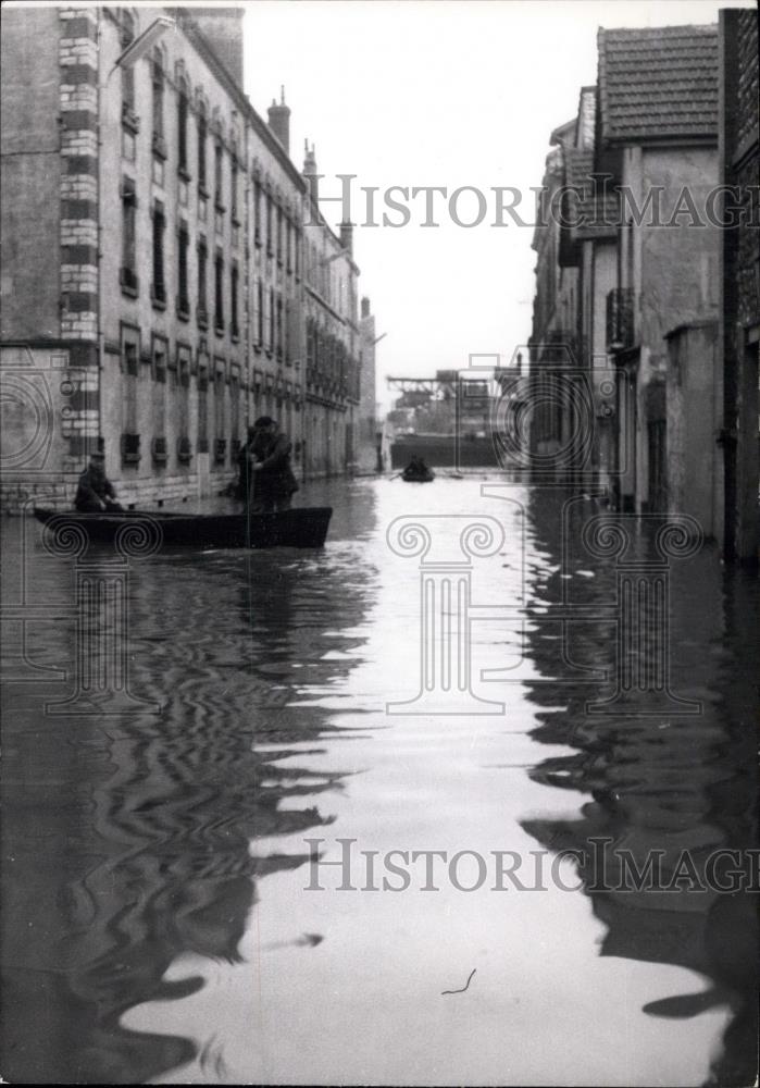 1955 Press Photo Paris Suburbs completely flooded - Historic Images
