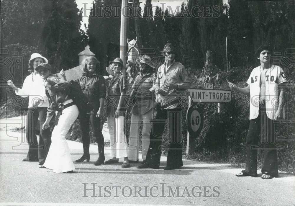 1971 Press Photo Young tourists in the fashion outfit of jeans - Historic Images