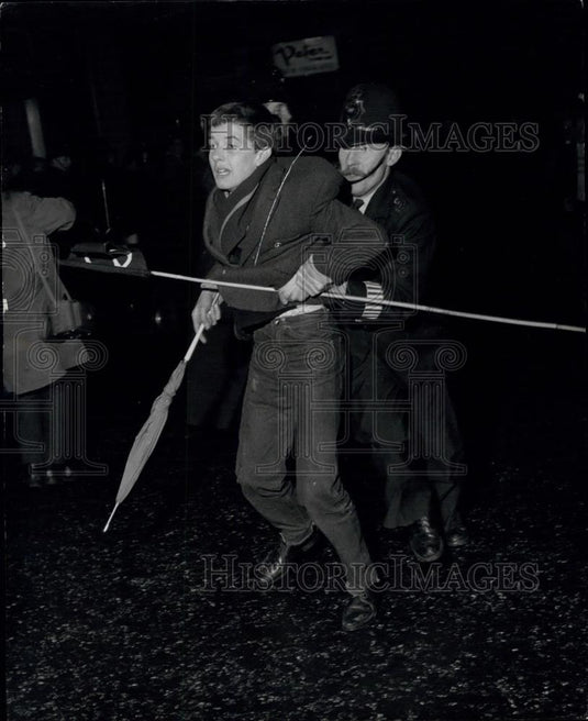 1961 Press Photo Police Fight Demonstrators In Trafalgar Square - Historic Images