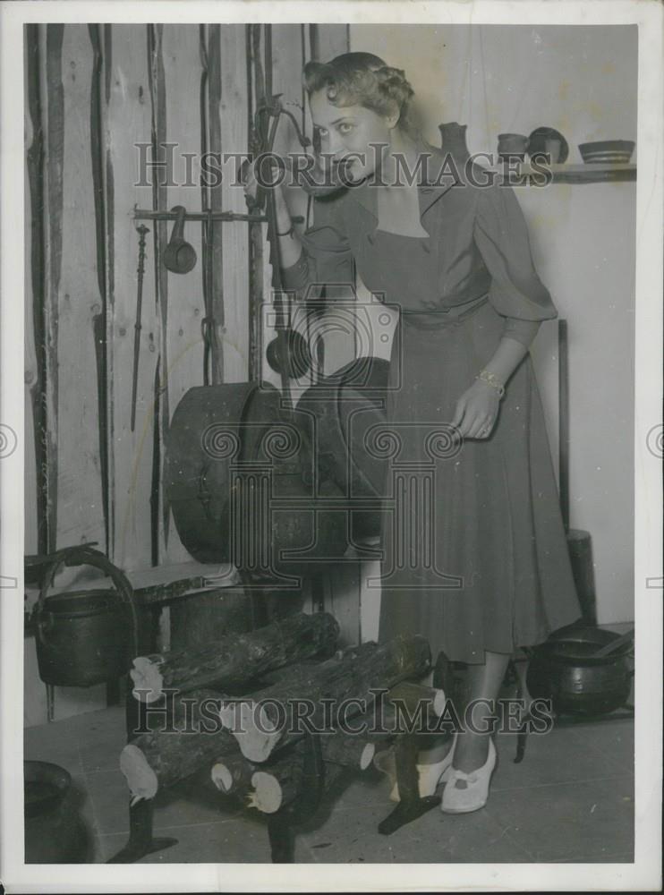 Press Photo Woman in Kitchen - Historic Images