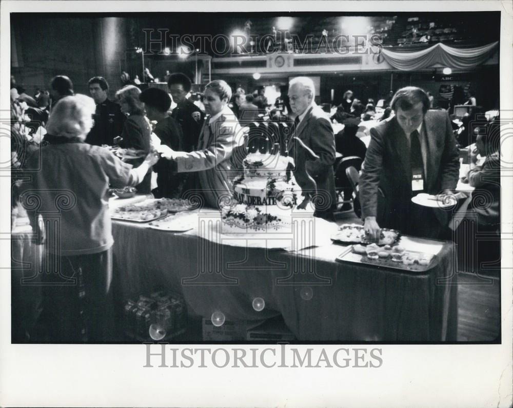 Press Photo Gathers At the Great Debate - Historic Images