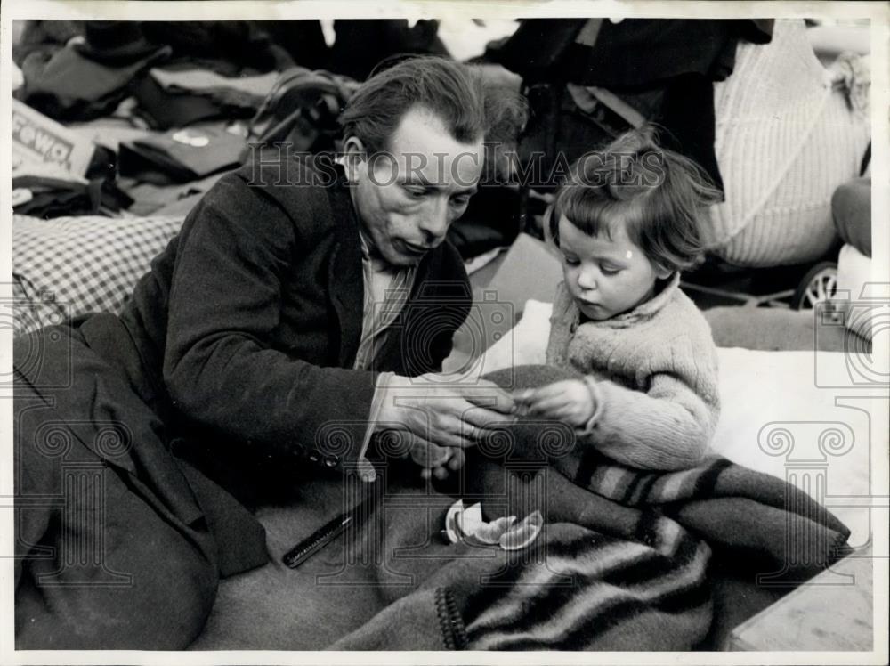 Press Photo Refugees from Soviet zone of Germany - Historic Images