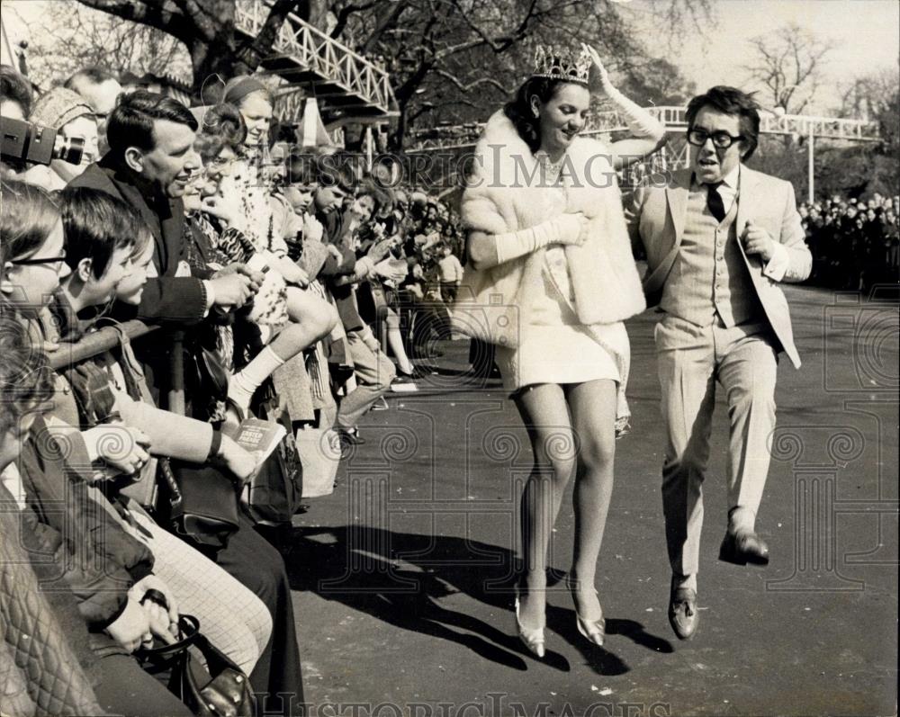 1969 Press Photo comedian Ronnie Corbett & Easter PrincessChristine Hasler - Historic Images
