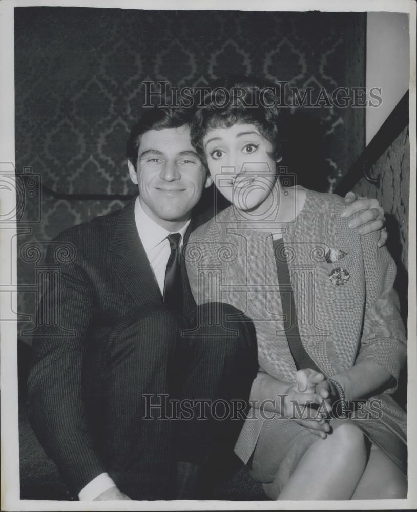 1961 Press Photo Actor Anthony Newley and co star Anna Quayle - Historic Images