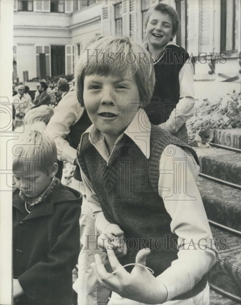 1978 Press Photo Prince Willem -Alexander Shoot Rubber Bands At Photographers - Historic Images