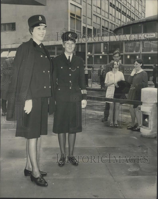 1967 Press Photo Norman Hartnelles design for policewomen - Historic Images