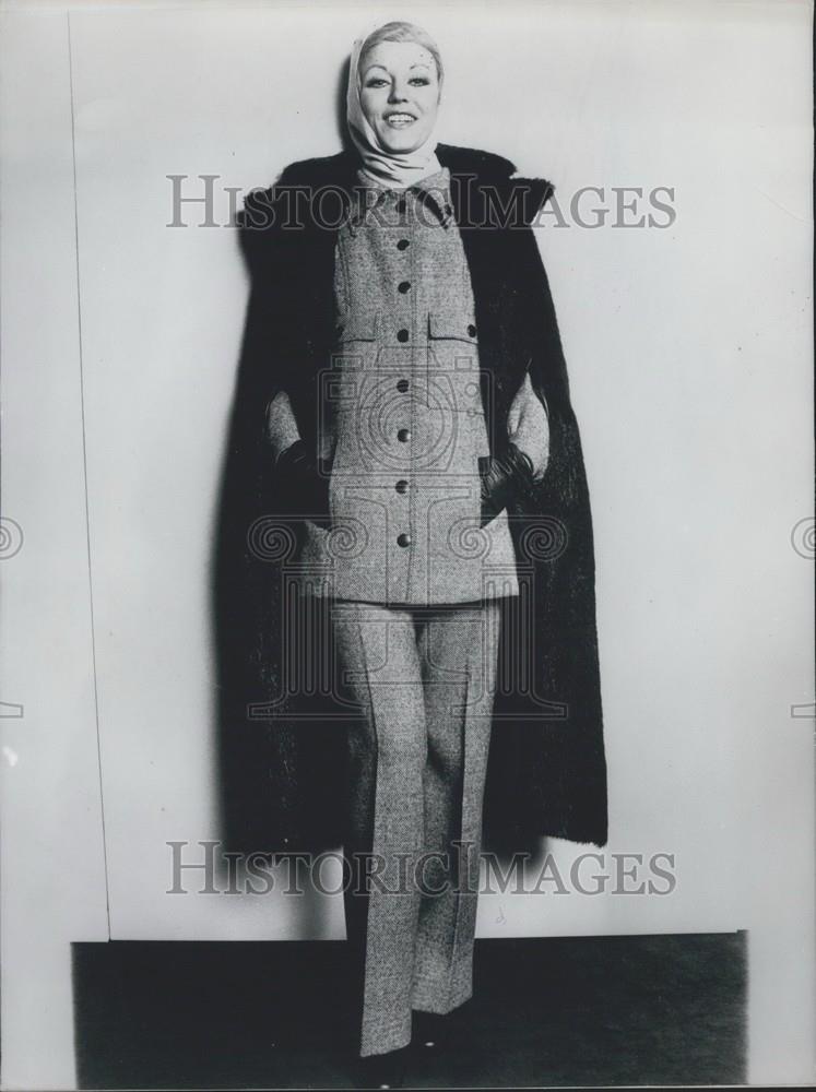 1971-72 Press Photo; Model in Beige Tweed Suit and Cape by Guy Laroche - Historic Images