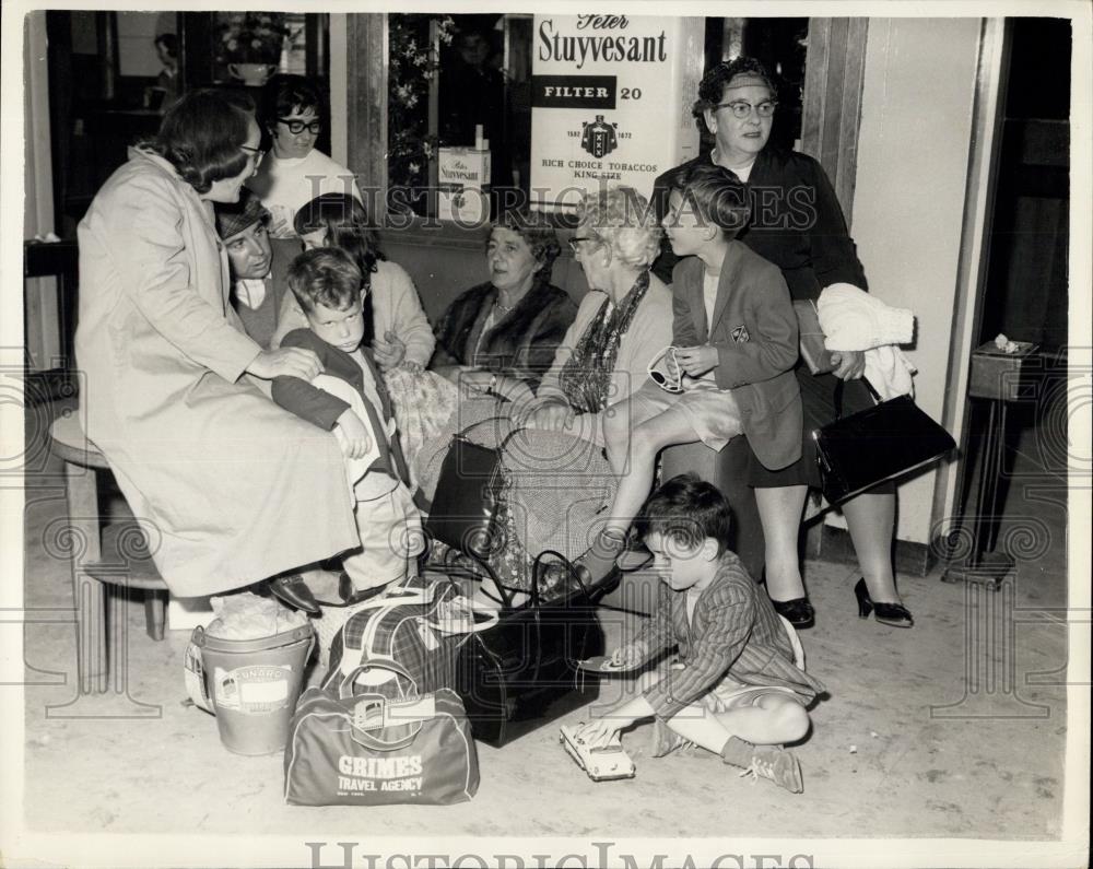 1960 Press Photo Passengers from the liner Queen Mary,strike-bound - Historic Images