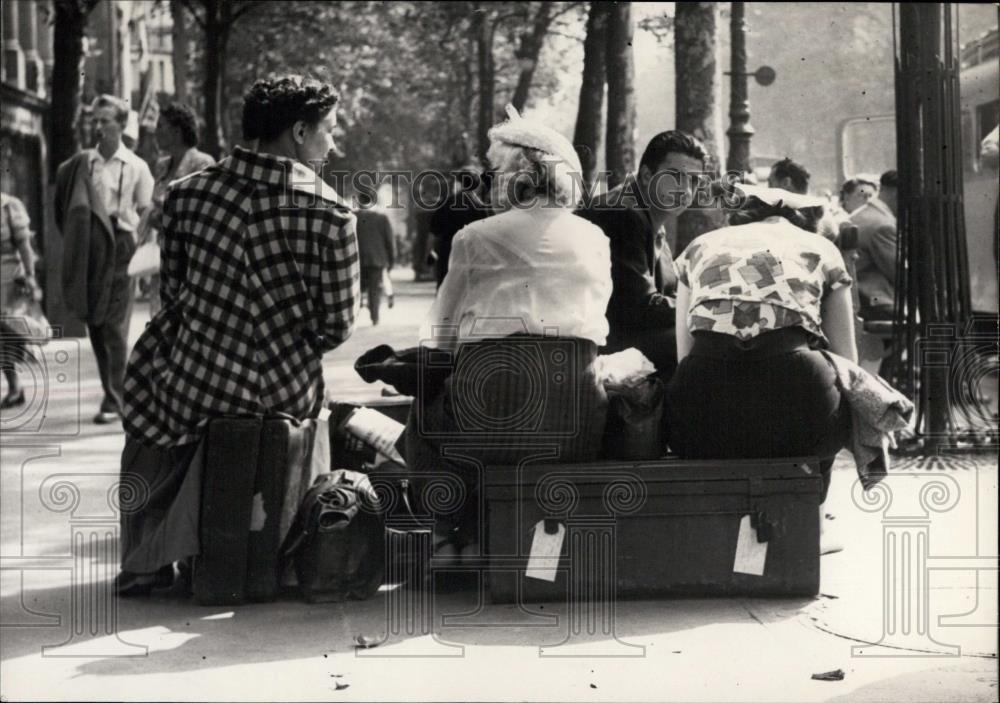 1953 Press Photo Tourists sitting on their Luggage during bus strike in England - Historic Images