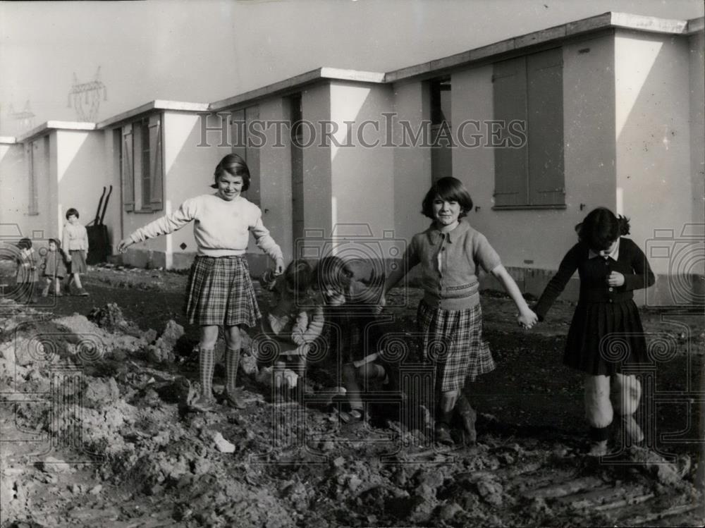 Press Photo Hesnard Family/Emergency City/Orly/Refugees - Historic Images