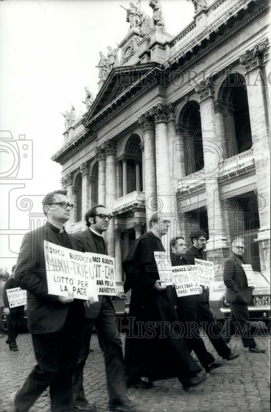 Press Photo Priests Protest Pope's Meeting With nguyen Van Thieu - Historic Images