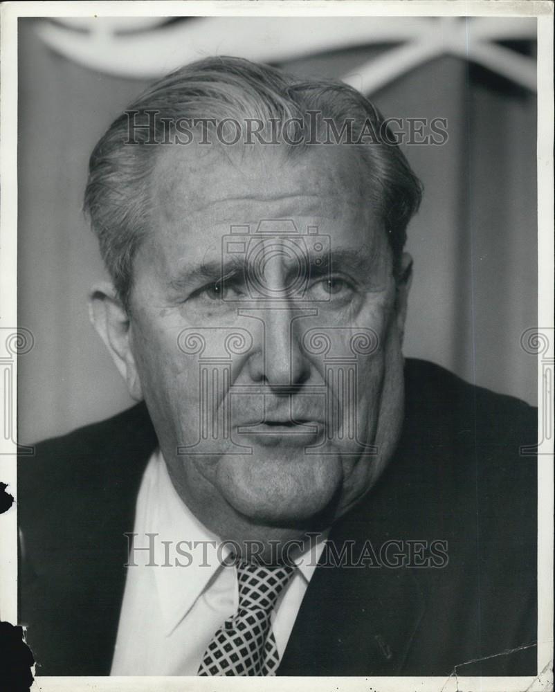 Press Photo Man in a suit - Historic Images