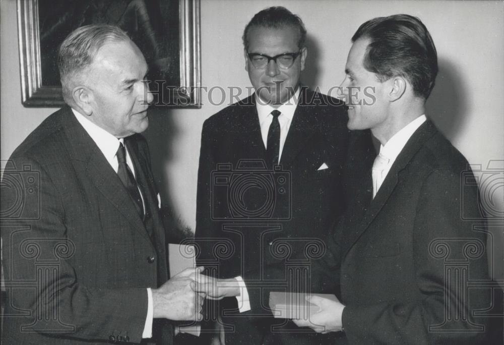 1962 Press Photo Bavarian Order of Merit For Nobel Prize Winner Dr. Erhard - Historic Images