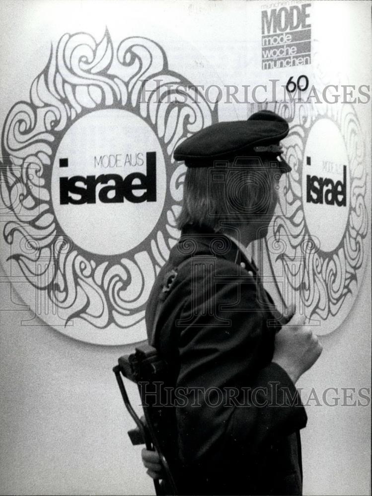 1973 Press Photo Policeman with machine-gun patroling at fashion show - Historic Images