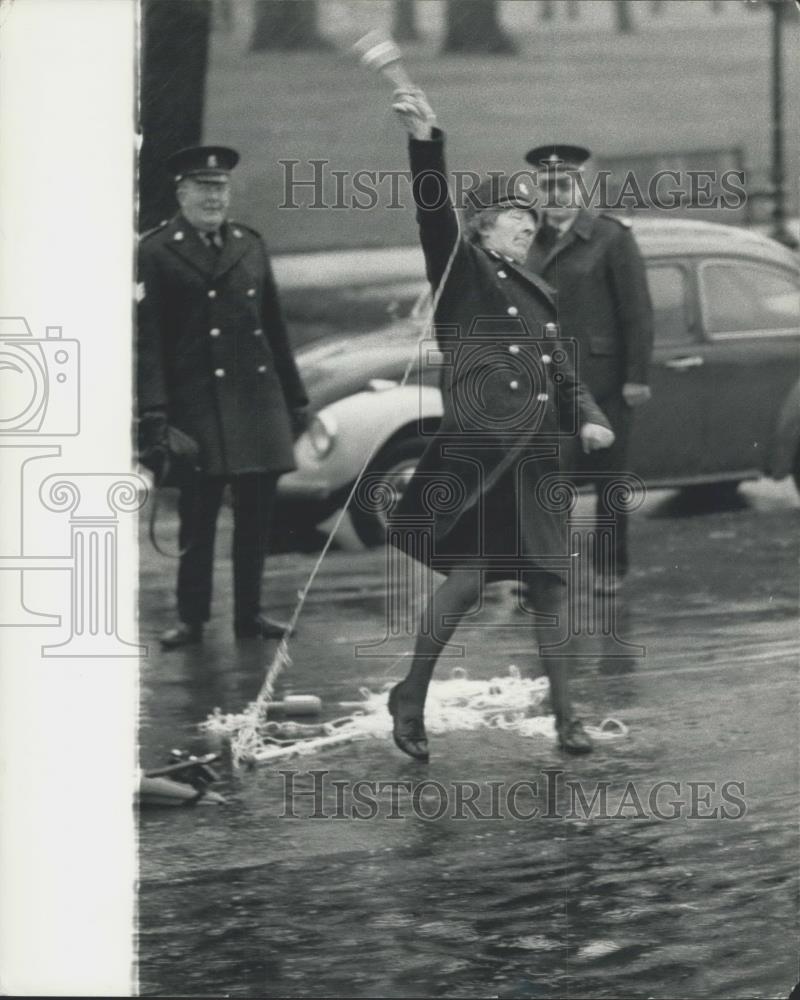 1975 Press Photo New Life-Saving Equipment Demonstrated - Historic Images