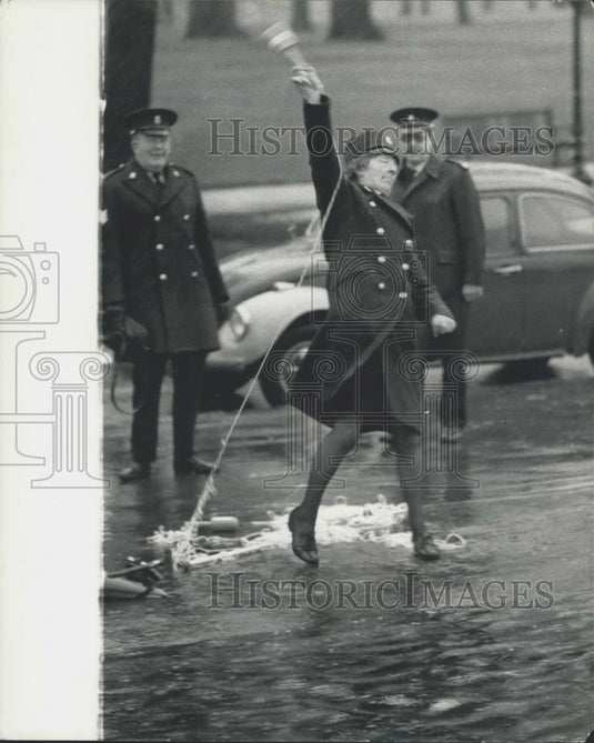 1975 Press Photo New Life-Saving Equipment Demonstrated - Historic Images