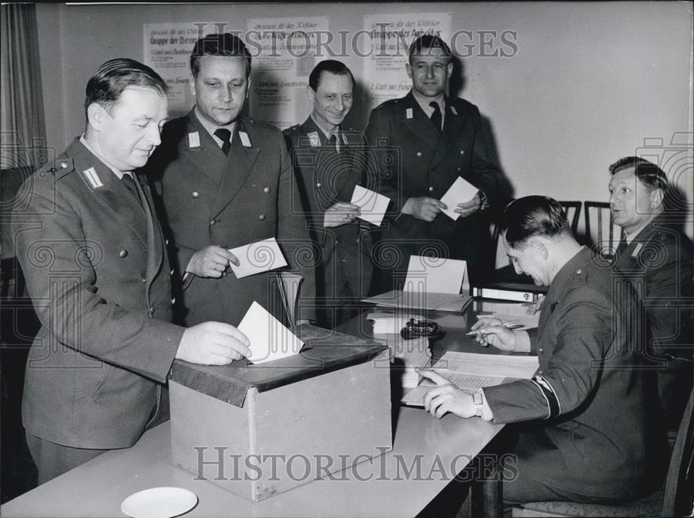 1958 Press Photo Federal Republic Soldiers Voting Representation Elections - Historic Images