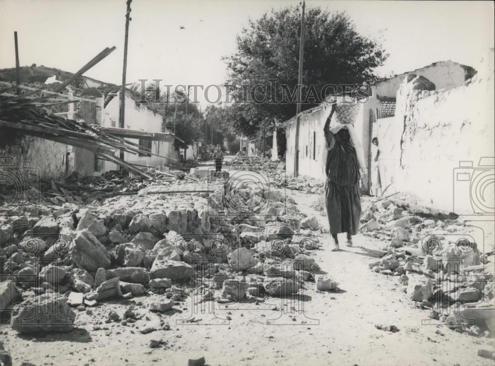 1954 Press Photo An Algerian Woman Walks Among Earthquake Ruins - Historic Images